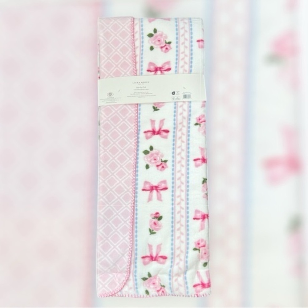 Laura Ashley - ‘Pretty in Pink’ designer reversible throw. 50” x 70” NWT. Firm!